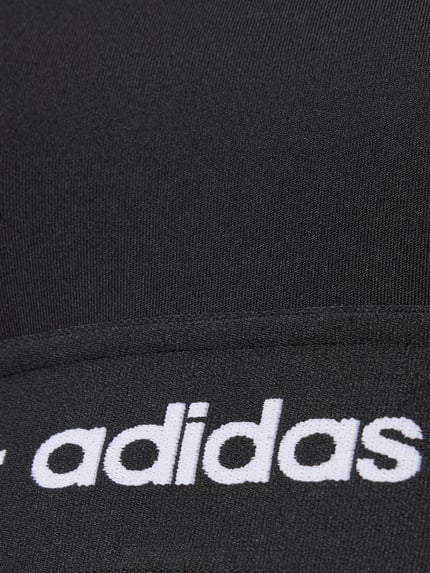 Productfoto, BH met elastische logoband van adidas Sportswear, zwart, fijne textuur, lichaamsvolgend, materiaal met stretch.