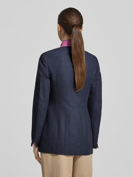 Frauenmodel trägt Slim Fit Blazer aus Leinen-Baumwoll-Mix von WHITE LABEL in Dunkelblau, Stehkragen, aufgesetzte Taschen, Rückansicht Ganzkörperansicht.