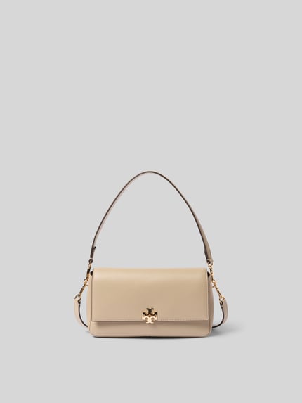 Productfoto, Shoulder Bag mit Logo-Detail van Tory Burch in beige met goudkleurig logodetail, afneembare schouderband, hoofdvak met overslag, binnenvak met ritssluiting, magneetsluiting, breedte maat 1: 24 cm, lengte maat 1: 12 cm, diepte maat 1: 8 cm, dames schoudertas