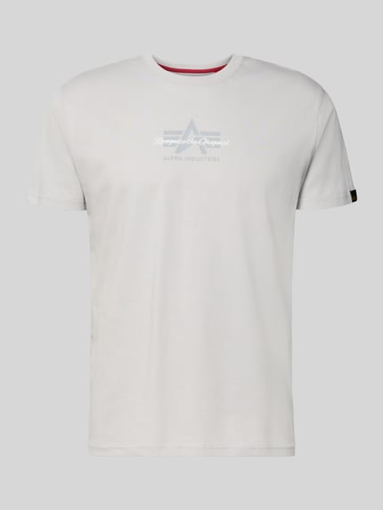 Produktfoto, weißes T-Shirt mit Label-Detail von Alpha Industries aus Reine Baumwolle, Gerader-Schnitt, Rundhalsausschnitt, Rückenlänge 68 cm Größe M
