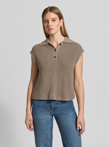 Frauenmodel trägt Regular Fit Strickpullunder mit Polokragen von MARC O'POLO in melierter, matter Strickoptik, Strukturmuster, Ganzkörperansicht von vorne.
