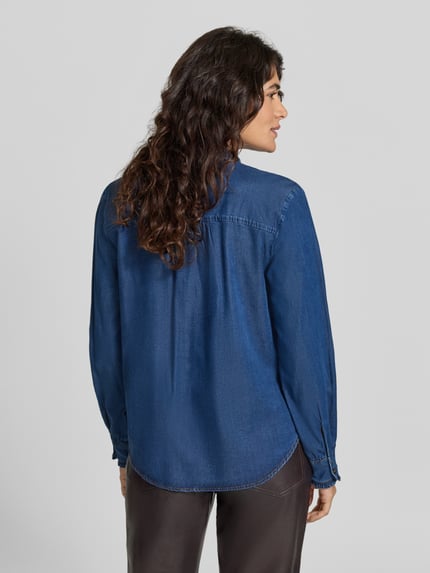Vrouwenmodel draagt Jeansbluse aus Lyocell-Mix van Smith and Soul, regular fit, lange mouwen, recht van achteren gezien, context: dames jeansblouse van Smith and Soul, Lyocell-elastaan-mix, regular fit, opstaande kraag, volledige knoopsluiting, ruchesafwerking, lang model, ruglengte bij maat S: 68 cm, mouwlengte bij maat S: 61 cm. Ganzkörperansicht Rückansicht