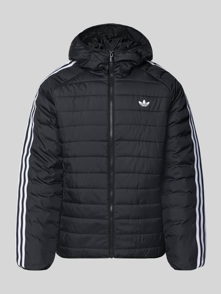 Produktfoto, czarna kurtka pikowana Regular Fit Steppjacke mit Logo-Print od adidas Originals, matowa struktura, białe paski na rękawach