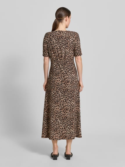 Vrouwenmodel draagt Midikleid met V-hals en korte knoopsluiting van Zero, materiaalmix met stretch, getailleerd model, ruglengte 125 cm, borstwijdte 45 cm, mouwlengte 25 cm, bruin met zwart luipaardpatroon, gladde textuur, ganzkörperaanzicht van achteren.