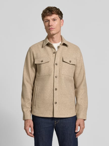 Männermodel trägt Regular Fit Hemdjacke mit Brusttaschen von LERROS in Beige, Umlegekragen, durchgehende Knopfleiste, Ganzkörperansicht von vorne.