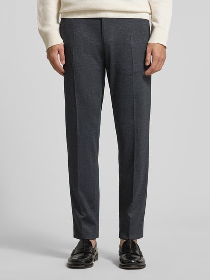 Männermodel trägt Straight Fit Stoffhose aus Viskose-Mix Modell 'Bennet' von JOOP! Collection, dunkles Grau, Bügelfalten, Gesäßtaschen, Nahaufnahme Unterkörper, Kontext: Elastischer Viskose-Mix, Bundweite 50 cm, Innenbeinlänge 80 cm, Herrenhose.