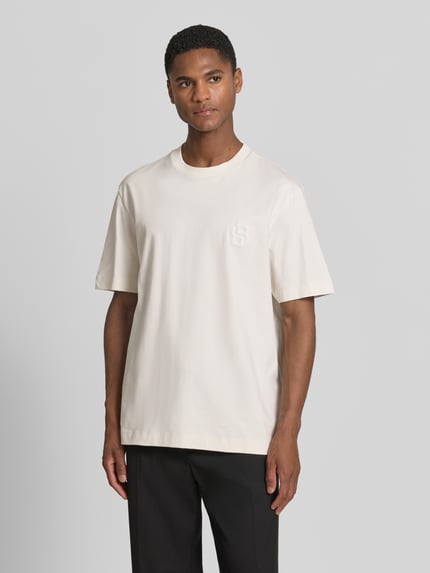 Männermodel trägt Regular Fit T-Shirt aus reiner Baumwolle Modell 'C-TAMES 03' von BOSS, Optik: Unifarben, Logo-Applikation, Rundhals, Kurzarm, Ganzkörperansicht von vorne.
