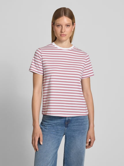 Frauenmodel trägt T-Shirt mit Rundhalsausschnitt Modell 'NORA' von VILA aus Baumwoll-Elasthan-Mix, Regular-Fit, gestreift, Ganzkörperansicht von vorne. Rückenlänge bei Größe S: 57 cm.