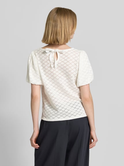 Frauenmodel trägt Strickshirt mit Puffärmeln von More & More, weißer Baumwoll-Mix, Rundhalsausschnitt, Regular Fit, Rückansicht, Ganzkörperansicht.