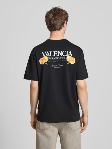 Männermodel trägt schwarzes Relaxed Fit T-Shirt aus reiner Baumwolle Modell 'TASTY' von Only & Sons mit Rücken-Print, Ganzkörperansicht Rückansicht.