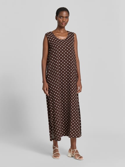 Vrouwenmodel draagt Midikleid aus Viskose-Mix mit Eingrifftaschen Modell 'Lavisco' van FREE/QUENT, bruin met witte stippen, straight fit, ronde hals, zijzakken, rug sleutelgathals, linnenmix, voorkant volledige lichaamsopname.