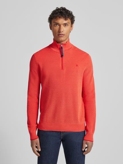 Männermodel trägt Strickpullover mit Troyer-Kragen von Lerros in Rot, Reine Baumwolle, Regular-Fit, Gerippte-Abschlüsse, Nahaufnahme Oberkörper.