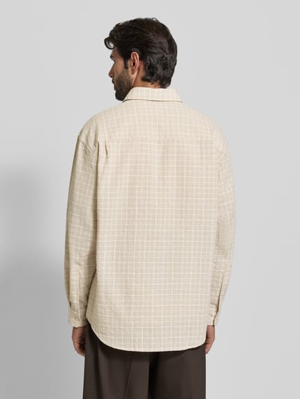 Männermodel draagt Freizeithemd mit Knopfleiste Modell 'Carter' van Wood Wood, beige ruitpatroon, katoenmengsel, los model, achteraanzicht.