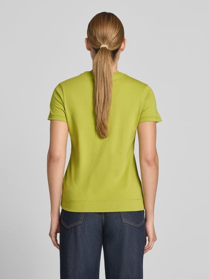 Vrouwenmodel draagt T-shirt met ronde hals model 'Tia' van JOOP!, puur katoen, regular fit, ruglengte maat 36: 60 cm, geheel achteraanzicht