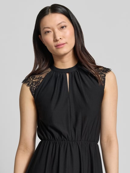 Frauenmodel trägt Tailliertes Freizeitkleid mit Spitzenbesatz Modell 'MILLA' von Vero Moda, Optik: Unifarben, Hochgeschlossen, Kurzarm, Materialverarbeitung: Stretch, Nahaufnahme Oberkörper