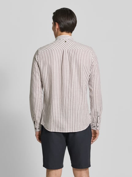 Männermodel trägt Regular Fit Freizeithemd mit Leinen-Anteil von PME Legend, gestreifter Leinen-Baumwoll-Mix, Logo-Patch, Rückenansicht, Ganzkörperansicht Rückansicht.