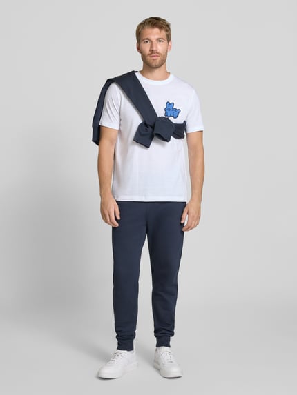 Männermodel trägt Regular Fit T-Shirt aus reiner Baumwolle von Paul Smith in Weiß mit Statement-Print, Ganzkörperansicht von vorne. Herren T-Shirt, Rundhalsausschnitt, Rückenlänge bei Größe M: 64 cm.