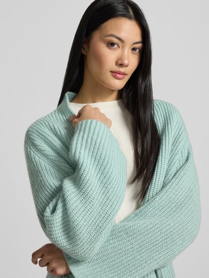 Frauenmodel trägt Strickjacke aus Schurwoll-Kaschmir-Mix mit Schalkragen von windsor., grob gestrickt, mintgrün, Nahaufnahme Oberkörper.