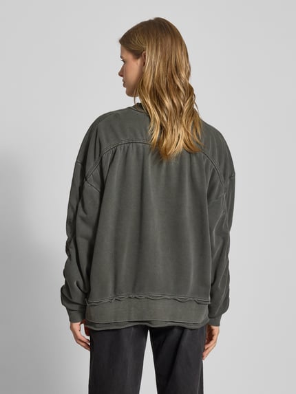 Frauenmodel trägt Oversized Sweatshirt mit gerippten Abschlüssen von G-Star aus reiner Baumwolle mit Rundhalsausschnitt, Label-Stitching, Ganzkörperansicht Rückansicht.