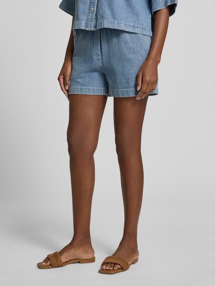 Kobiece model prezentuje Straight Fit Shorts in Denim-Optik Modell 'Musia' od OPUS, jasnoniebieski, bawełna, elastyczna talia z troczkiem, szerokość w rozmiarze 36: 38 cm, długość nogawki od wewnątrz 10 cm, całkowity widok z przodu.