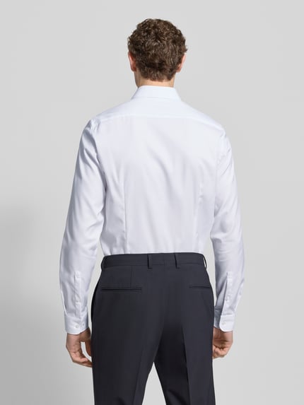 Männermodel trägt Slim Fit Businesshemd mit extra langem Arm von Jake*s aus reiner Baumwolle, weiße Farbe, Ganzkörperansicht Rückansicht.