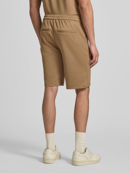 Mannenmodel draagt Regular Fit Bermudas model 'ADRIAN' van Blend, materiaalmix met viscose, steekzakken, regular fit, binnenbeenlengte 26 cm, bandwijdte maat M 41 cm, kleur beige, ganzkörperansicht rückansicht.