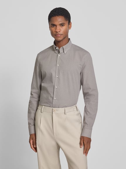 Männermodel trägt Slim Fit Business-Hemd mit Button-Down-Kragen von Jake*s aus Reine Baumwolle, feines Karo-Muster, Knopfleiste, Ganzkörperansicht von vorne. Rückenlänge bei Größe 39/40: 80 cm, Schulterbreite: 47 cm, Ärmellänge: 66 cm.