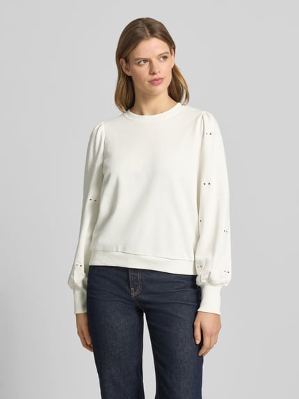 Frauenmodel trägt Regular Fit Sweatshirt aus Baumwoll-Mix Modell 'FEMME' von Only, Optik: Unifarben, Lochstickdetails, Ganzkörperansicht von vorne.