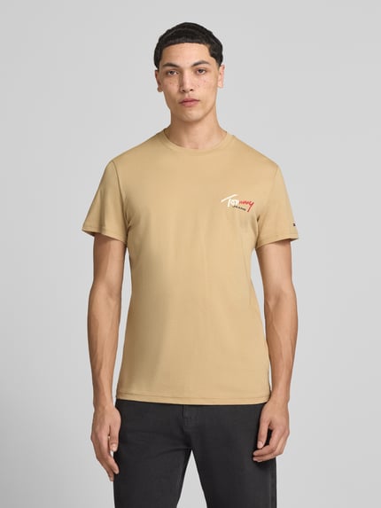 Mannelijk model draagt Slim Fit T-shirt uit zuiver katoen van Tommy Jeans, look: effen, labelprint, logostitching, ronde hals, korte mouw, Nahaufnahme Oberkörper.