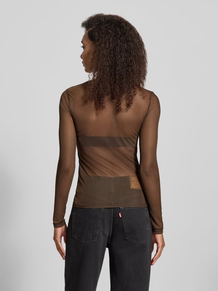 Männermodel trägt Longsleeve im semitransparenten Design Modell 'JUDITH' von NOISY MAY®, braune Farbe, körpernaher Schnitt, Material-Mix mit Stretch-Anteil, Rundhalsausschnitt, Rückenlänge bei Größe S: 55 cm, Ganzkörperansicht Rückansicht