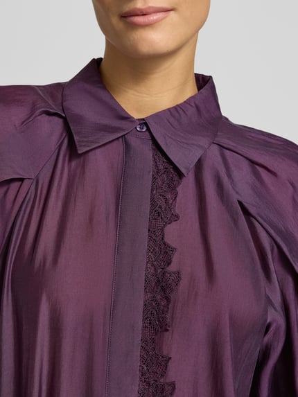 Vrouwenmodel draagt Regular Fit Bluse aus Lyocell-Mix mit Spitze Modell 'MOLLY' van Cph Muse, paars, verborgen knoopsluiting, kraag, kanten details, detailopname bovenlichaam.