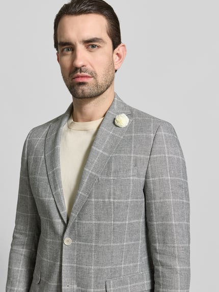 Männermodel trägt Slim Fit Anzug mit 2-Knopf-Sakko Modell 'Paul/Paco' von CG - Club of Gents, graues Karomuster, Nahaufnahme Oberkörper.