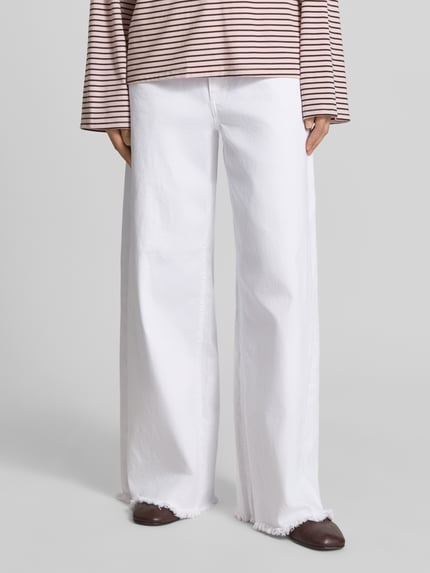 Vrouwenmodel draagt witte wide leg dames jeans met franjes, katoenmix met stretch, model 'Nevada' van MAC, vooraanzicht, detailopname.