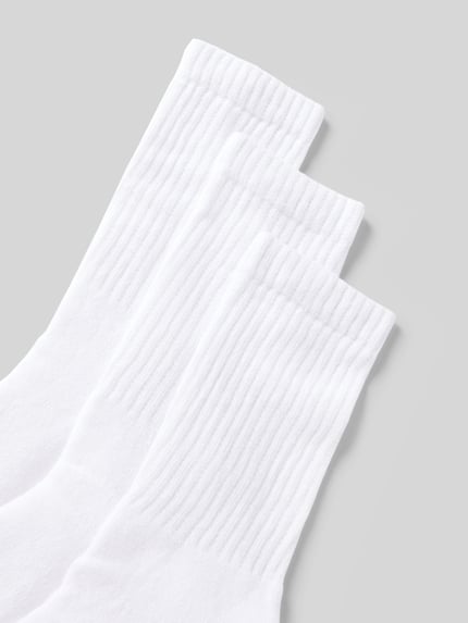 Produktfoto, Socken mit Stretch-Anteil im 3er-Pack von s.Oliver RED LABEL aus Baumwollmischung mit Rippenbündchen, verstärkte Belastungszonen, weiße Farbe, feine Struktur.