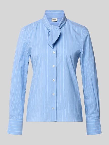 Produktfoto, Slim Fit Schluppenbluse mit Knopfleiste von Stefanel, mieszanka bawełny z dodatkiem streczu, krój slim fit, stójka, listwa guzikowa, długość tyłu w rozmiarze S: 60 cm, długość rękawów w rozmiarze S: 62 cm, jasnoniebieska z białymi paskami, gładka tekstura