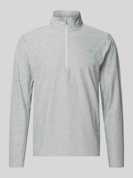 Produktfoto, Regular Fit Sweatshirt mit Troyer-Kragen von New Balance in Hellgrau mit Logo-Print aus Elastischer-Material-Mix.