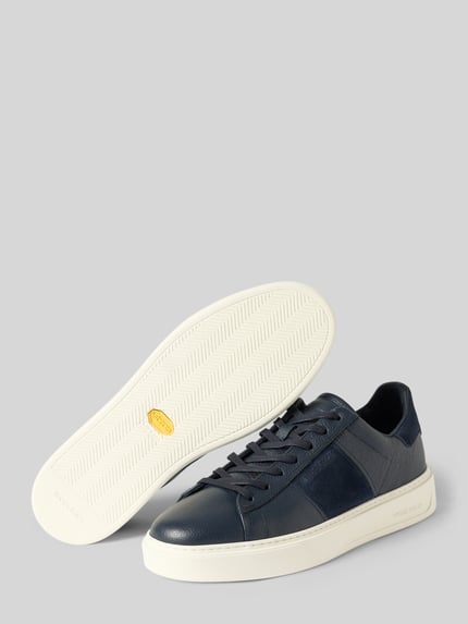 Produktfoto, Sneaker aus echtem Leder Modell 'Classic Court' von Woolrich, navyblau mit Kontrastbesatz, strukturierte weiße Sohle, Schnürverschluss, abgerundete Form, Label-Schriftzug, Absatzhöhe 4 cm, Schafthöhe 8 cm, Schaftweite 9 cm