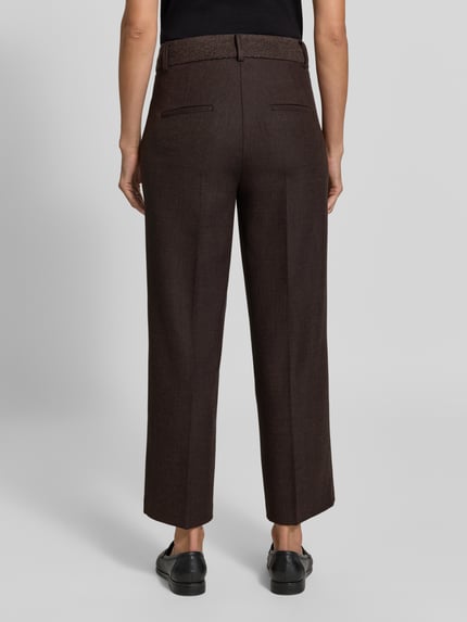 Frauenmodel trägt Regular Fit Chino mit Viskose-Woll-Anteil Modell 'CALIFORNIA' von CAMBIO, dunkelbraun, glatte Textur, Ganzkörperansicht Rückansicht.