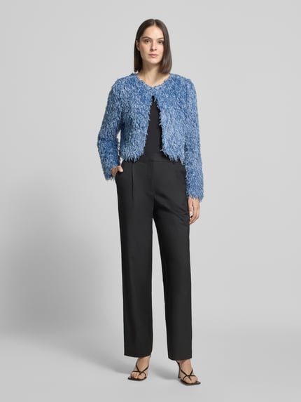Frauenmodel trägt Cropped Jacke mit Federn von Christian Berg Woman Selection in Blau, offene Passform, Ganzkörperansicht von vorne.