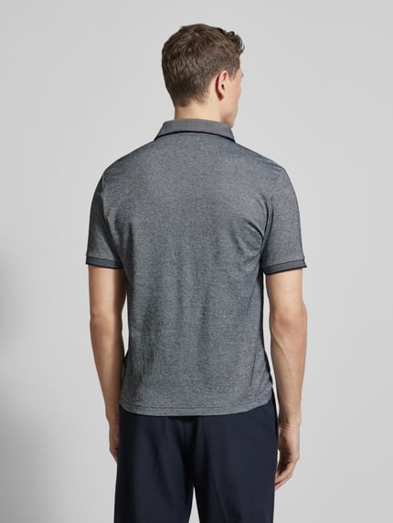 Männermodel trägt Slim Fit Poloshirt mit Label-Detail von HECHTER PARIS, graue Baumwollmischung, Rückenansicht, Ganzkörperansicht Rückansicht.