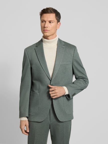 Mannelijk model draagt Regular Fit 2-Knoop-colbert met reverskraag van Christian Berg Men, grijs, afgeronde vormen, gladde textuur, Nahaufnahme bovenlichaam. Materiaalmix met viscose, borstzak, steekzakken.