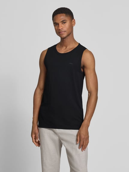 Männermodel trägt Regular Fit Tank Top aus reiner Baumwolle von s.Oliver RED LABEL, Optik: Unifarben, Label-Print, Flammgarn, Ganzkörperansicht von vorne.