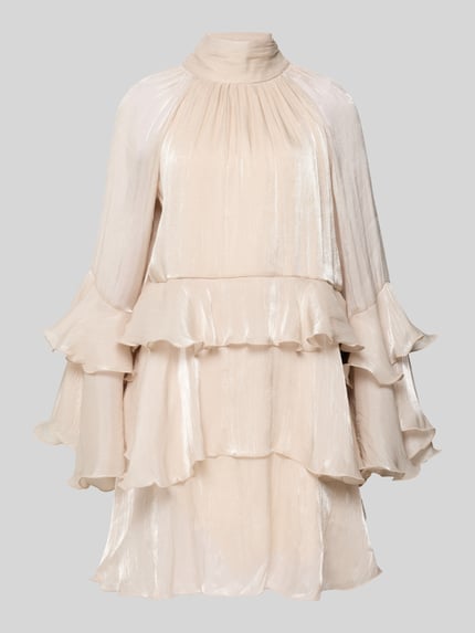 Productfoto, lichtbeige Minikleid in A-lijn met laagjes, volantdetails, opstaande kraag en vetersluiting achter, model 'Flowy frill' van Gina Tricot, getextureerd en glanzend materiaal.