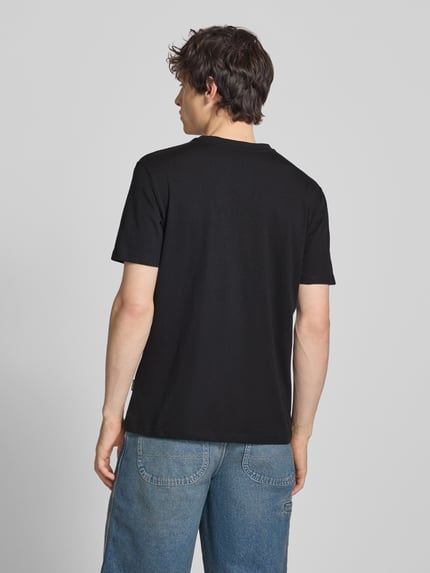 Męski model nosi T-Shirt z Stitching model 'KAAN' od Blend, czarna bawełna, krój regular fit, okrągły dekolt, widok całej sylwetki od tyłu.