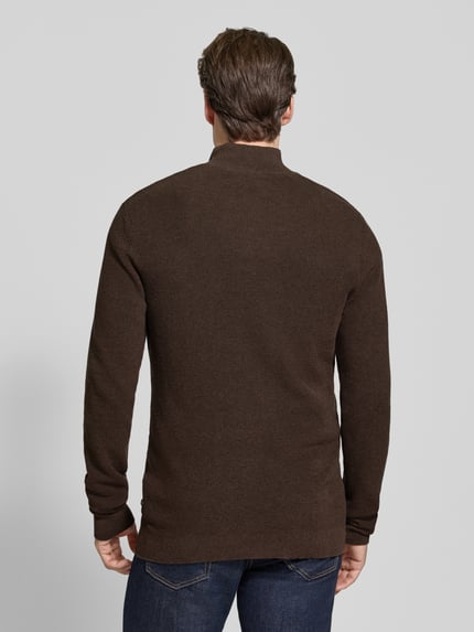 Männermodel trägt Slim Fit Troyer aus Baumwoll-Mix von Matinique in Dunkelbraun mit langem Arm und geripptem Bund, Ganzkörperansicht Rückansicht. Rückenlänge bei Größe M: 67 cm, Ärmellänge bei Größe M: 68 cm.