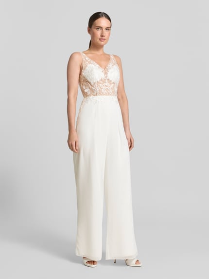 Modelka kobieca ma na sobie 'Jumpsuit mit Spitze' od Laona, biały, półprzezroczysty, koronka, krój slim fit, dekolt V, zamek z tyłu, długość tyłu 54 cm, szerokość w rozmiarze 36: 34 cm, widok całej sylwetki z przodu.