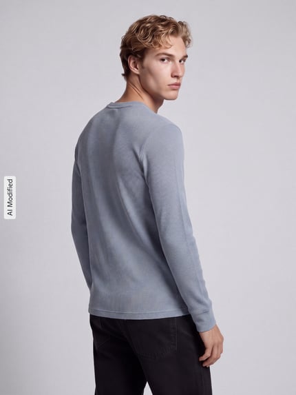 Männermodel trägt Regular Fit Langarmshirt aus reiner Baumwolle von s.Oliver RED LABEL in Hellblau, Ganzkörperansicht Rückansicht, KI-modifiziertes Bild.