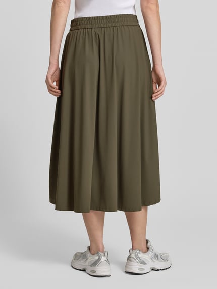 Frauenmodel trägt olivgrünen Midirock mit elastischem Bund Modell 'SMEA' von Raffaello Rossi, Material-Mix, Ganzkörperansicht Rückansicht.