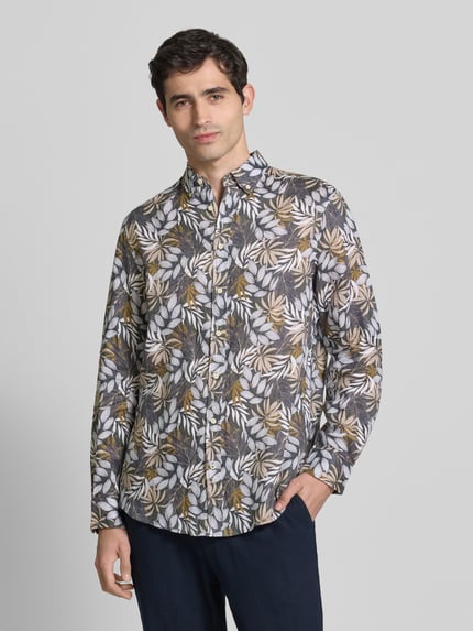 Männermodel trägt Regular Fit Leinenhemd mit Button-Down-Kragen von Christian Berg Men, Allover-Look, Ganzkörperansicht von vorne.