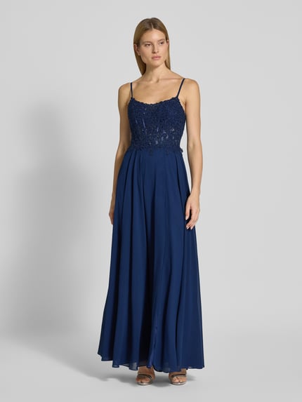 Frauenmodel trägt Abenkleid mit rückseitiger Schnürung von Mascara aus Chiffon, A-Linie, Maxikleid, Corsagenkleid, Stitchings, dunkelblau, Ganzkörperansicht von vorne. Rückenlänge bei Größe 36: 126 cm, Brustweite bei Größe 36: 35 cm.